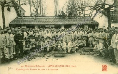 Carte postale ancienne 44e Régiment d'Infanterie - Epluchage des Pommes de terre - 2e bataillon — Lons-le-Saunier (Jura)