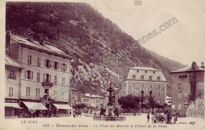 Carte postale ancienne La Place du Marché et l'Hôtel de la Poste — Morez (Jura)