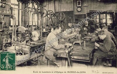 Carte postale ancienne École de Lunetterie et d'Optique — Morez (Jura)