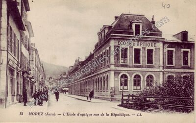Carte postale ancienne L'Ecole d'optique rue de la République — Morez (Jura)