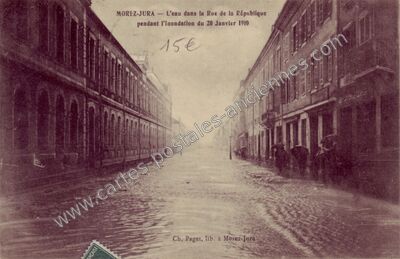 Carte postale ancienne L'eau dans la Rue de la République pendant l'Inondation du 20 Janvier 1910 — Morez (Jura)