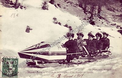 Carte postale ancienne Course de Bobsleighs - Une Equipe de Dames — Morez (Jura)