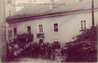 Carte postale ancienne Intérieur du village / Arrivée de l'autobus — Les Moussières (Jura)