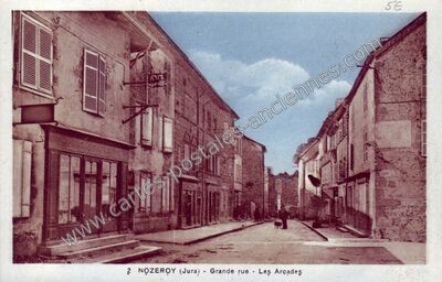 Carte postale ancienne Grande rue - Les Arcades — Nozeroy (Jura)