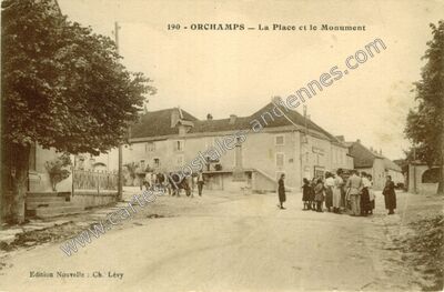 Carte postale ancienne La Place et le Monument — Orchamps (Jura)