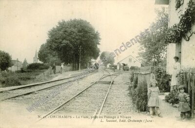 Carte postale ancienne La Gare, prise au Passage à Niveau — Orchamps (Jura)