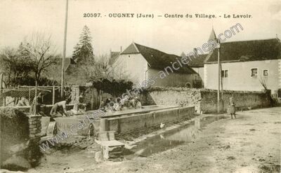 Carte postale ancienne Centre du Village. - Le Lavoir — Ougney (Jura)