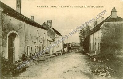 Carte postale ancienne Entrée du Village (Côté d'Ougney) — Pagney (Jura)