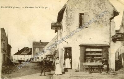 Carte postale ancienne Centre du Village — Pagney (Jura)