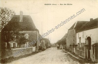 Carte postale ancienne Rue des Halles — Rahon (Jura)