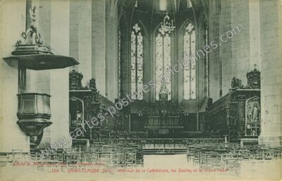 Carte postale ancienne Intérieur de la Cathédrale, les Stalles et le Grand Hôtel — Saint-Claude (Jura)