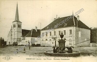Carte postale ancienne La Place - Maison Commune — Thervay (Jura)