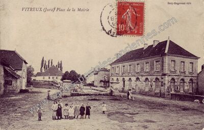 Carte postale ancienne Place de la Mairie — Vitreux (Jura)