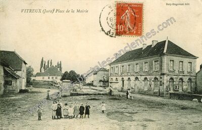 Carte postale ancienne Place de la Mairie — Vitreux (Jura)