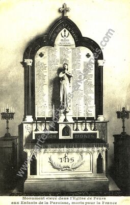Carte postale ancienne Monument élevé dans l'Eglise de Feurs aux Enfants de la Paroisse, morts pour la France — Feurs (Loire)