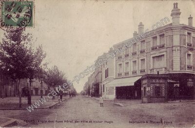 Carte postale ancienne Angle des Rues Hôtel de-Ville et Victor Hugo — Feurs (Loire)