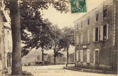Carte postale ancienne La Gendarmerie — Saint-Just-en-Chevalet (Loire)