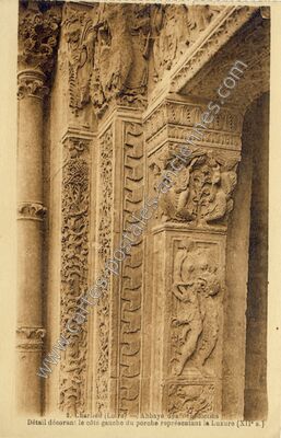 Carte postale ancienne Abbaye des Bénédictins — Détail décorant le côté gauche du porche représentant la Luxure — Charlieu (Loire)