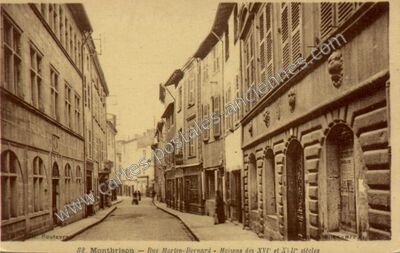 Carte postale ancienne Rue Martin-Bernard - Maisons des XVI et XVII° siècles — Montbrison (Loire)