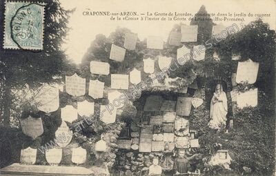 Carte postale ancienne La Grotte de Lourdes, construite dans le jardin du couvent de la «Croix» à l'instar de… — Craponne-sur-Arzon (Haute-Loire)