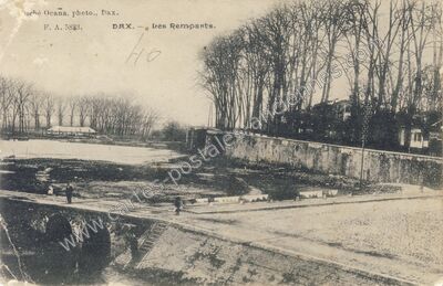 Carte postale ancienne Les Remparts — Dax (Landes)