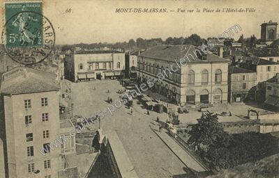 Carte postale ancienne Vue sur la Place de l'Hôtel-de-Ville — Mont-de-Marsan (Landes)