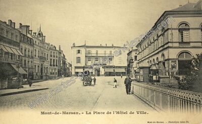 Carte postale ancienne La Place de l'Hôtel de Ville — Mont-de-Marsan (Landes)
