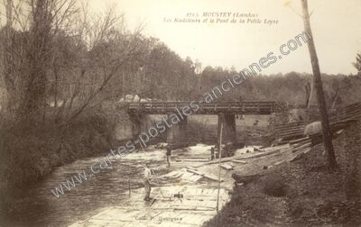 Carte postale ancienne Les Radeleurs et le Pont de la Petite Leyre — Moustey (Landes)