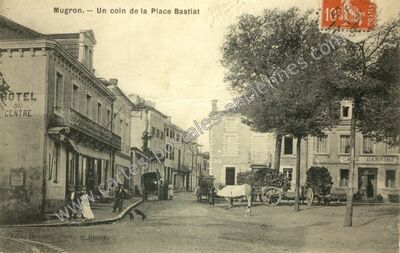 Carte postale ancienne Un coin de la Place Bastiat — Mugron (Landes)