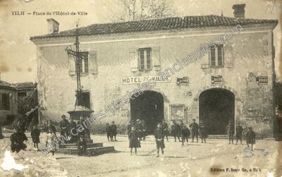 Carte postale ancienne Place de l'Hôtel-de-Ville — Tilh (Landes)