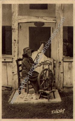 Carte postale ancienne Fileuse de laine — Non Localisée (Landes)