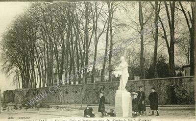 Carte postale ancienne Nouveau Parc et Statue au pied des Remparts Gallo-Romains — Dax (Landes)