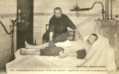 Carte postale ancienne Établissement des Baignots - Soins aux malades - Application des boues médicamenteuses — Dax (Landes)