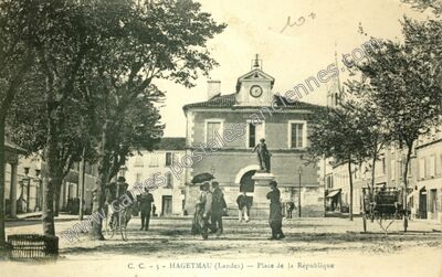 Carte postale ancienne Place de la République — Hagetmau (Landes)
