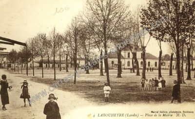 Carte postale ancienne Place de la Mairie — Labouheyre (Landes)