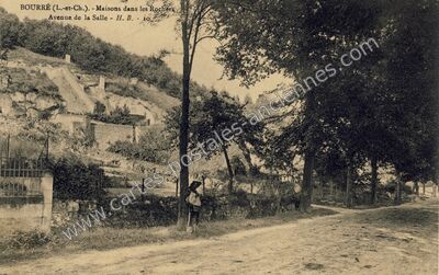Carte postale ancienne Maisons dans les Rochers, Avenue de la Salle — Bourré (Loir-et-Cher)