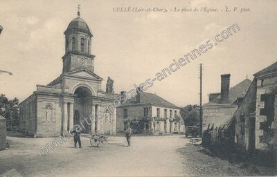Carte postale ancienne La place de l'Église — Cellé (Loir-et-Cher)