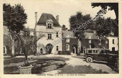 Carte postale ancienne La Cour du Château — Châteauvieux (Loir-et-Cher)