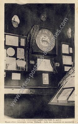 Carte postale ancienne Musée d'Art Céramique Adrien Thibault - Salle des maquettes et manuscrits — La Chaussée-Saint-Victor (Loir-et-Cher)