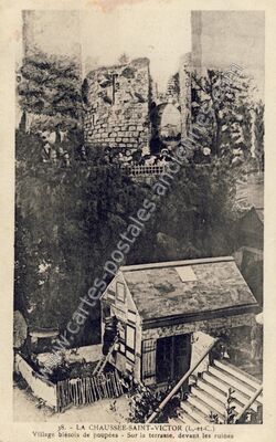 Carte postale ancienne Village blésois de poupées - Sur la terrasse, devant les ruines — La Chaussée-Saint-Victor (Loir-et-Cher)