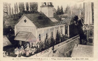 Carte postale ancienne Village blésois de poupées - Son église XIII• siècle — La Chaussée-Saint-Victor (Loir-et-Cher)