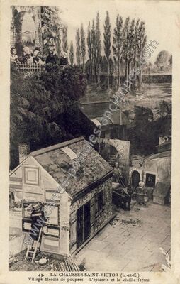 Carte postale ancienne Village blésois de poupées - L'épicerie et la vieille ferme — La Chaussée-Saint-Victor (Loir-et-Cher)