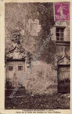 Carte postale ancienne Porte de la Salle des Gardes du Vieux Château — Fougères-sur-Bièvre (Loir-et-Cher)