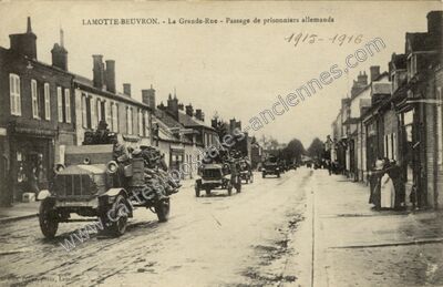 Carte postale ancienne La Grande-Rue - Passage de prisonniers allemands — Lamotte-Beuvron (Loir-et-Cher)