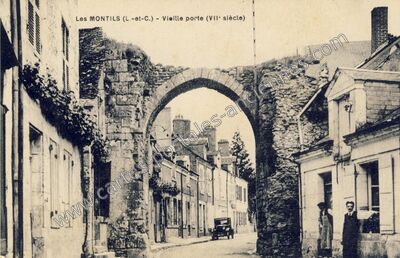 Carte postale ancienne Vieille porte (VIIe siècle) — Les Montils (Loir-et-Cher)