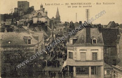 Carte postale ancienne Rue Nationale un jour de marché — Montrichard (Loir-et-Cher)