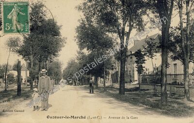 Carte postale ancienne Avenue de la Gare — Ouzouer-le-Marché (Loir-et-Cher)