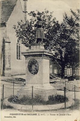 Carte postale ancienne Statue de Jeanne d'Arc — Pierrefitte-sur-Sauldre (Loir-et-Cher)