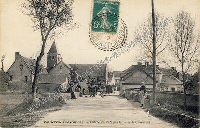 Carte postale ancienne Entrée du Pays par la route de Chaumont — Vallières-les-Grandes (Loir-et-Cher)