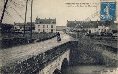 Carte postale ancienne Le Pont et la Route de Chaumont — Vallières-les-Grandes (Loir-et-Cher)